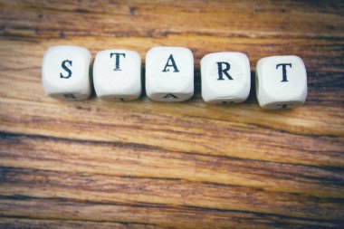 kelime ahşap harflerle yazılı başlatmak