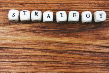 ahşap harflerle yazılmış kelime strateji