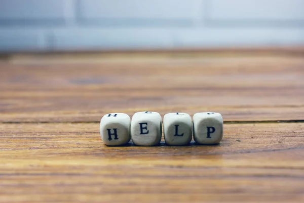 Hilfe Beim Schreiben Mit Buchstaben Auf Einem Holztisch — Stockfoto