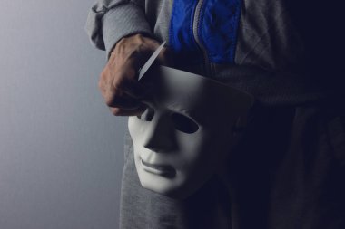 gangster bir bıçakla tehdit ediyor.