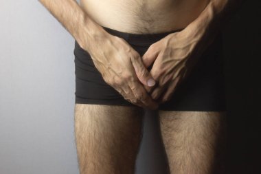  Adam penisini sorunlu