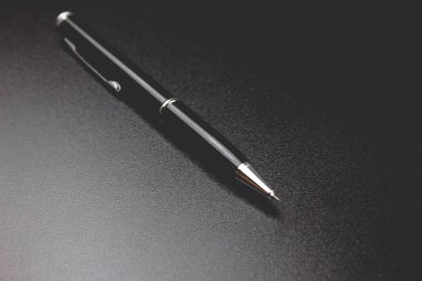 siyah bir tablo üzerinde siyah kalem