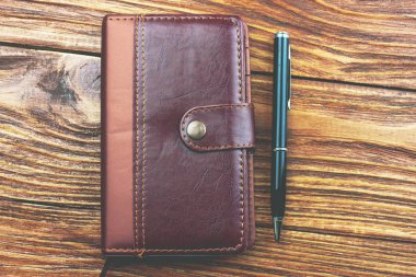 defter ve kalem masaya.