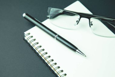 defter ve kalem masaya.