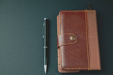 defter ve kalem masaya.