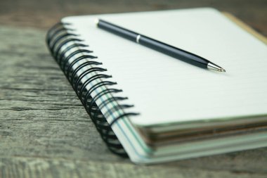 defter ve kalem masaya.