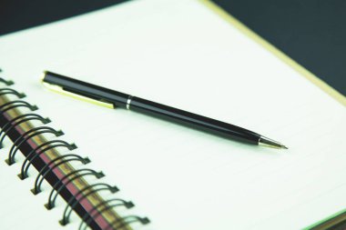 defter ve kalem masaya.