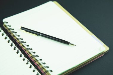 defter ve kalem masaya.