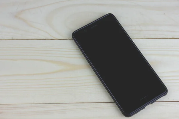 Teléfono negro en una mesa de madera — Foto de Stock