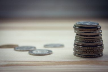 Masadaki bozuk paralar. .