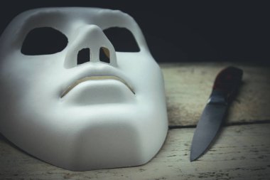 maske ve bıçağı masanın üzerine