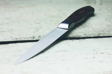 Tahta bir masada bıçak.