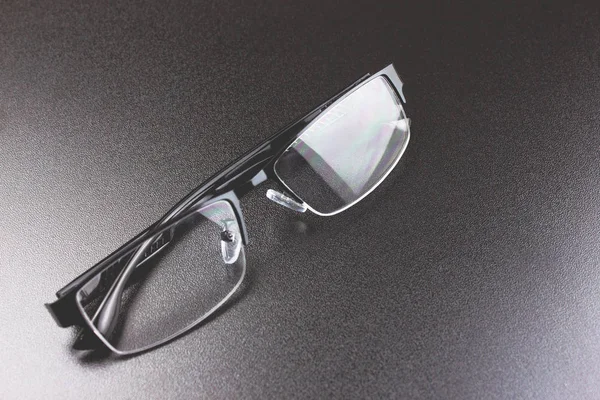 Óculos no fundo preto — Fotografia de Stock