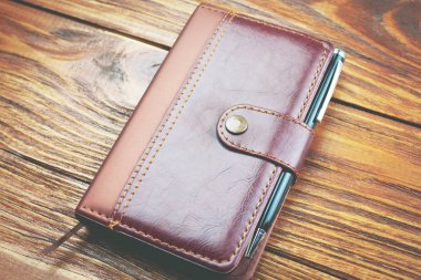 defter ve kalem masaya.