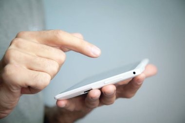 bir genç adam tablet elinde