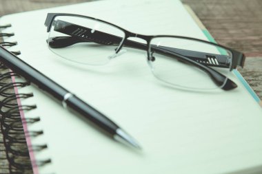 defter ve kalem masaya.