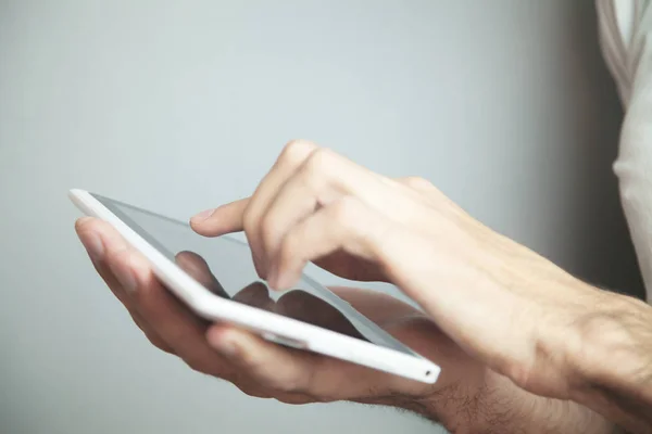 In the hand of a young guy tablet — Stock Photo, Image