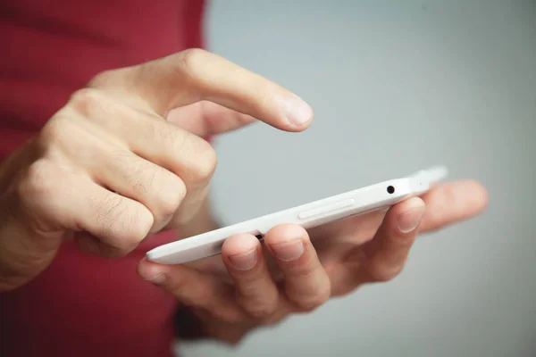 En la mano de un chico joven tableta — Foto de Stock