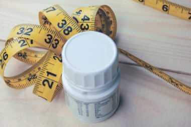 santimetre ve ahşap bir masa hapları