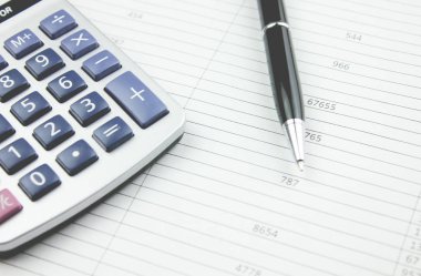 masanın üzerindeki para belgeler