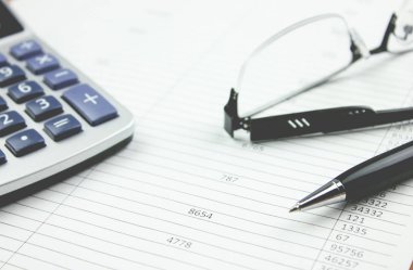 masanın üzerindeki para belgeler