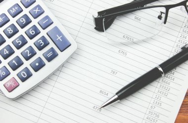 masanın üzerindeki para belgeler