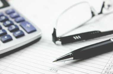 masanın üzerindeki para belgeler