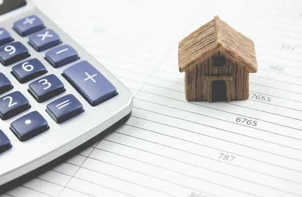 Calculations for buying a new home — Stock Photo, Image