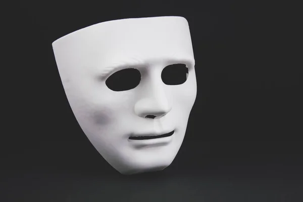 Біла маска на столі — стокове фото
