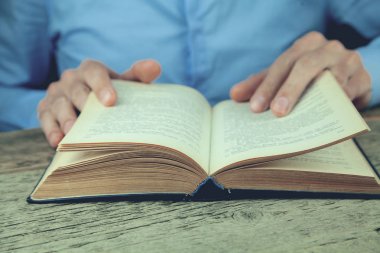 Genç adam kitap okuyor.