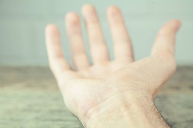 Genç iş adamının eli boş.