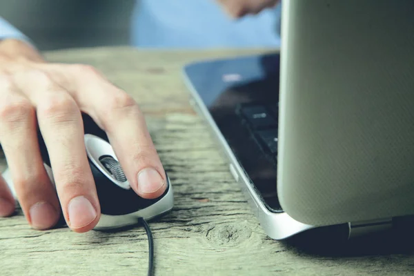 Homem de negócios moderno trabalhando no laptop — Fotografia de Stock