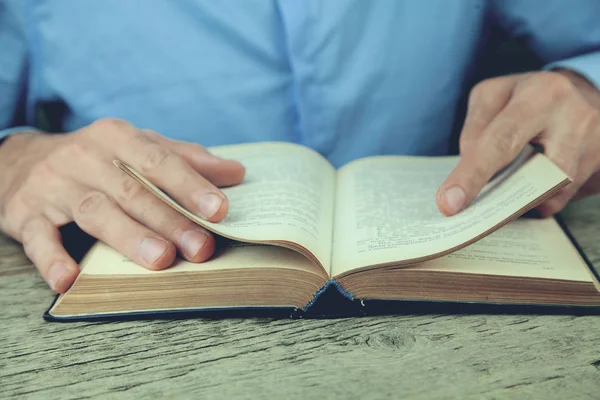 Joven leyendo un libro — Foto de Stock