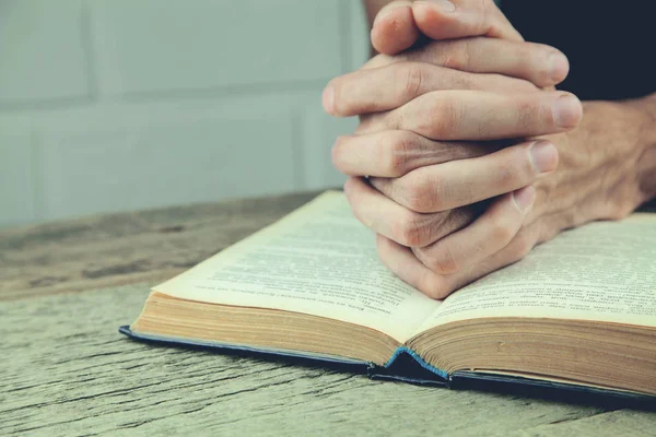 Modlitwa ręce nad Pismo Święte — Zdjęcie stockowe