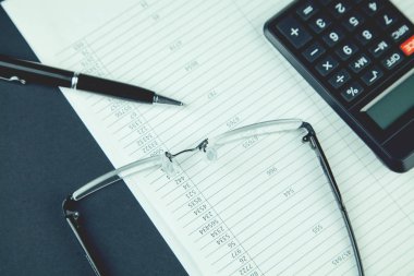 masanın üzerindeki para belgeler