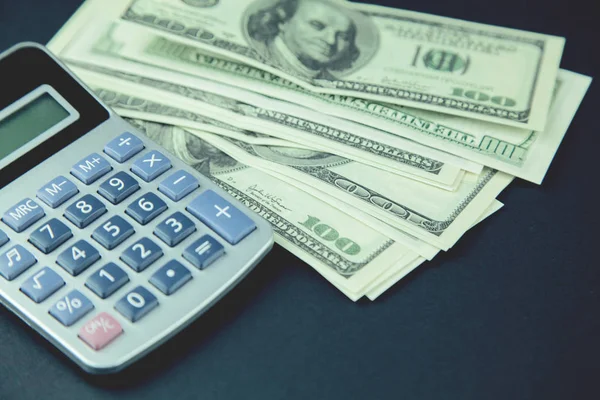 Cálculo de dinero y calculadora — Foto de Stock