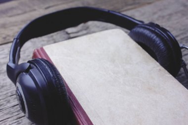 kulaklık ve ahşap masa kitap 