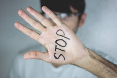 Adam el hareketini bir yazıyla gösterir. Nokta.