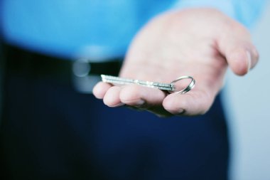 genç adam anahtarı tutar