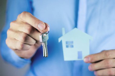 Emlakçı ev modeli ve anahtarları