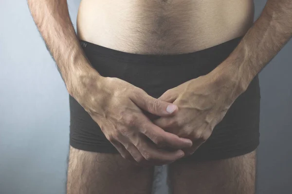 Homem tendo um problema com seu pênis — Fotografia de Stock