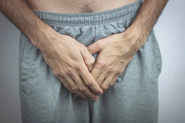 Homem tendo um problema com seu pênis — Fotografia de Stock