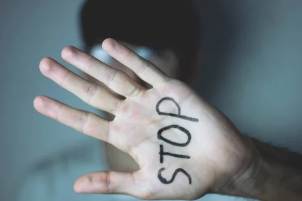 Mann zeigt Handfläche mit Aufschrift Stop — Stockfoto