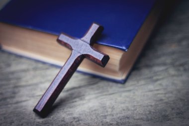 Masanın üzerine bir kitap ile çapraz