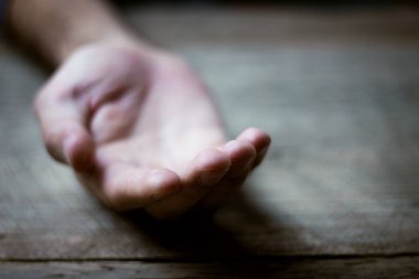 Genç iş adamının eli boş.