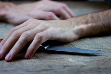 İntihara meyilli bir adamın izole edilmiş eliyle yakınlaşma 