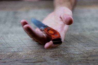 İntihara meyilli bir adamın izole edilmiş eliyle yakınlaşma 