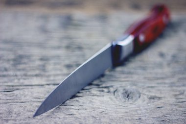 Tahta bir masada bıçak.