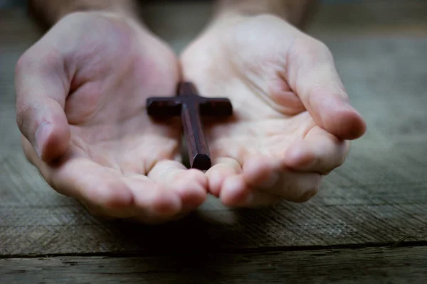 Um jovem tem uma cruz — Fotografia de Stock