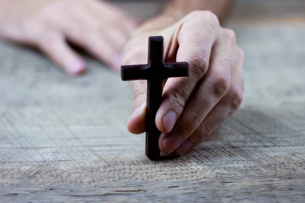 Um jovem tem uma cruz — Fotografia de Stock